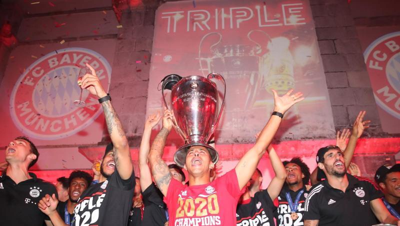 Thiago (M) und seine Teamkollegen feiern mit dem Pokal. Foto: Marco Donato/FC Bayern München AG/dpa Thiago (M) und seine Teamkollegen feiern mit dem Pokal. Foto: Marco Donato/FC Bayern München AG/dpa