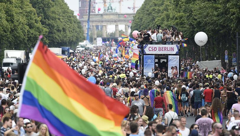 Teilnehmer des 38. Christopher Street Day (CSD) ziehen feiernd durch die Stadt. (Symbolbild) Teilnehmer des 38. Christopher Street Day (CSD) ziehen feiernd durch die Stadt. (Symbolbild)