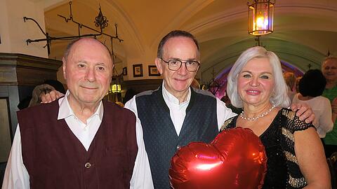 Olga Legin und Karl Gonschewski (l.) sind zwei von unzähligen Stammgästen, die sich wahrlich herzlich von Ratskeller-Wirt Peter Wieser (M.) verabschieden. Sie trauern ihm jetzt schon nach. Olga Legin und Karl Gonschewski (l.) sind zwei von unzähligen Stammgästen, die sich wahrlich herzlich von Ratskeller-Wirt Peter Wieser (M.) verabschieden. Sie trauern ihm jetzt schon nach.