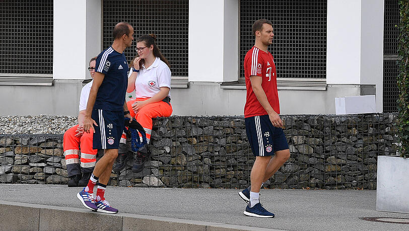 Bayern-Keeper Manuel Neuer (r.) gemeinsam mit Rehatrainer Thomas Wilhelmi. Bayern-Keeper Manuel Neuer (r.) gemeinsam mit Rehatrainer Thomas Wilhelmi.