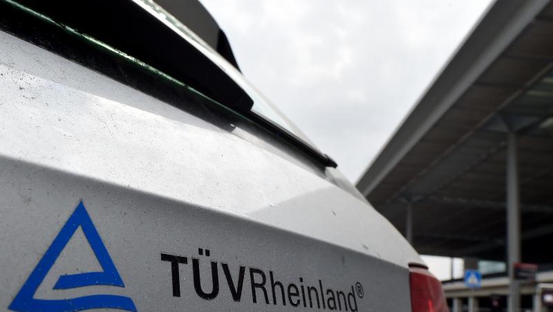 Ein Auto des TÜV vor dem Terminal des Hauptstadtflughafens. Ein Auto des TÜV vor dem Terminal des Hauptstadtflughafens.