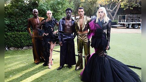 Bereit für Haute Couture: Godfrey, Anika, Ibo, Boureima und Juna (v.l.n.r.) Bereit für Haute Couture: Godfrey, Anika, Ibo, Boureima und Juna (v.l.n.r.)