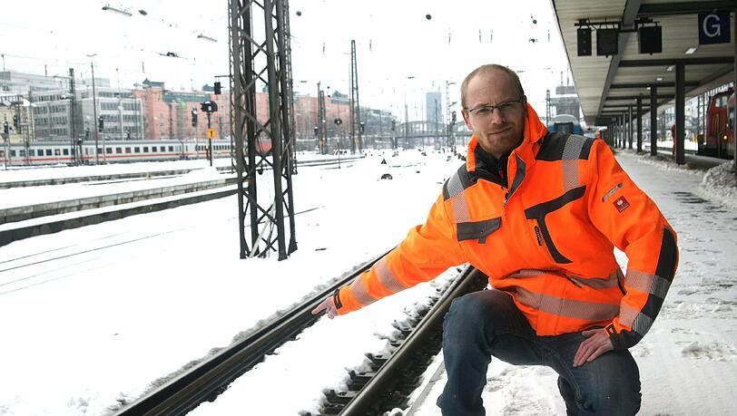Stephan Kregler von der Deutschen Bahn deutet auf die Weichenheizung. Stephan Kregler von der Deutschen Bahn deutet auf die Weichenheizung.