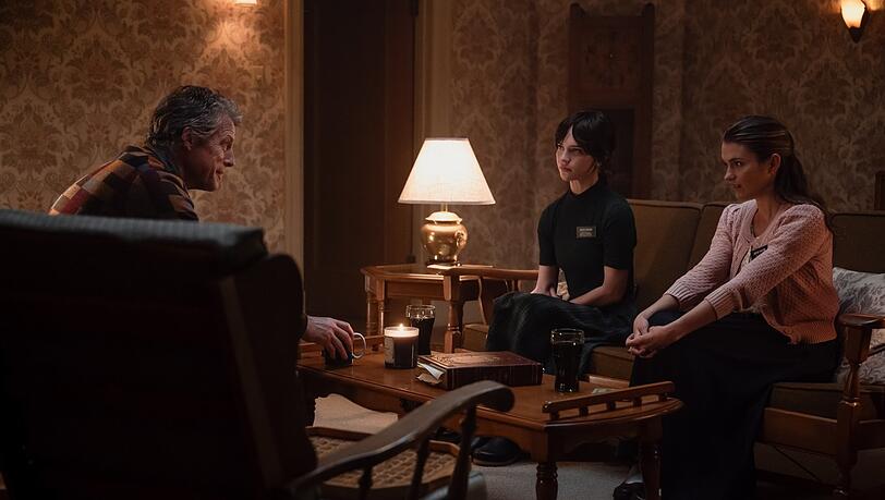 Ein unheimlicher Grandseigneur (Hugh Grant) denkt, er habe intellektuell ein leichtes Spiel mit den beiden Mormonen-Missionarinnen (Sophie Thatcher, Mitte, und Chloe East):ein Irrtum. Ein unheimlicher Grandseigneur (Hugh Grant) denkt, er habe intellektuell ein leichtes Spiel mit den beiden Mormonen-Missionarinnen (Sophie Thatcher, Mitte, und Chloe East):ein Irrtum.
