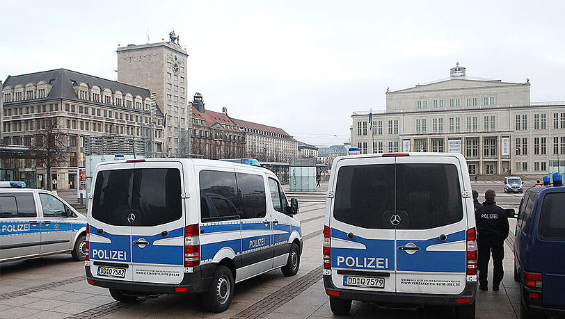 Die islamkritische Bewegung "Leipziger gegen die Islamisierung des Abendlandes" (Legida) demonstriert am Abend in Leipzigs Stadtzentrum. Zusammen mit den zahlreichen Gegendemonstrationen werden bis zu 100.000 Menschen auf den Straßen der Stadt erwartet. Die islamkritische Bewegung "Leipziger gegen die Islamisierung des Abendlandes" (Legida) demonstriert am Abend in Leipzigs Stadtzentrum. Zusammen mit den zahlreichen Gegendemonstrationen werden bis zu 100.000 Menschen auf den Straßen der Stadt erwartet.