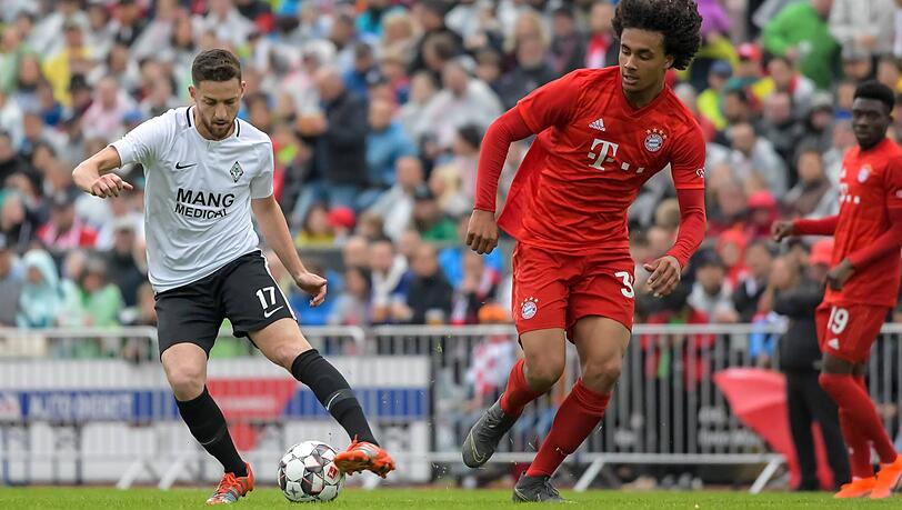 Orkan Houssein (SpVgg Lindau) mit Joshua Zirkzee (FC Bayern). Orkan Houssein (SpVgg Lindau) mit Joshua Zirkzee (FC Bayern).