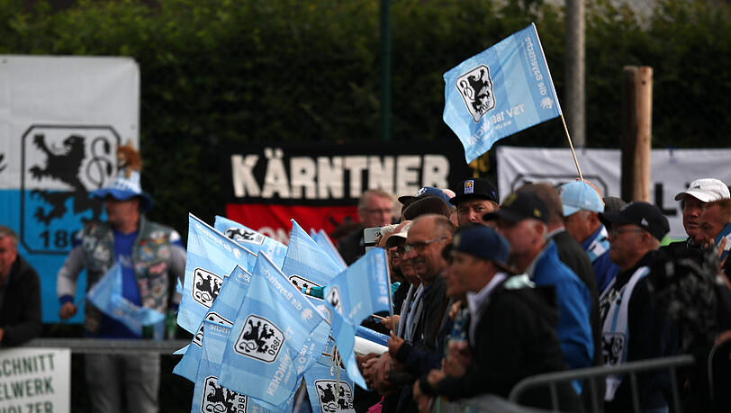 Zahlreiche 1860-Fans reisten ins Trainingslager der Löwen nach Windischgarsten an. Zahlreiche 1860-Fans reisten ins Trainingslager der Löwen nach Windischgarsten an.