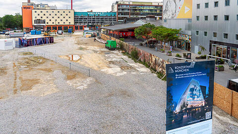 Baustelle des geplanten Konzerthauses München im Werksviertel: Nach 2jähriger Denkpause wird völlig neu geplant – das Projekt soll vereinfacht und im Wesentlichen auf den Konzertsaal reduziert, die Baukosten dadurch auf 500 Millionen Euro halbiert werden. Baustelle des geplanten Konzerthauses München im Werksviertel: Nach 2jähriger Denkpause wird völlig neu geplant – das Projekt soll vereinfacht und im Wesentlichen auf den Konzertsaal reduziert, die Baukosten dadurch auf 500 Millionen Euro halbiert werden.