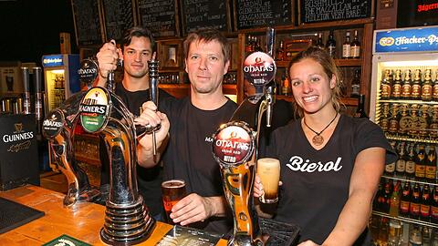 Richard Huigen (Mitte) mit Gerben Huigen und Lisanne Slok im Pub-Zelt. Richard Huigen (Mitte) mit Gerben Huigen und Lisanne Slok im Pub-Zelt.