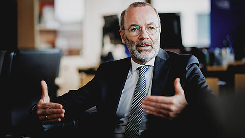 Manfred Weber (53) ist Partei- und Fraktionsvorsitzender der Europäischen Volkspartei EVP. Zudem ist er seit 2015 stellvertretender Chef der CSU. Manfred Weber (53) ist Partei- und Fraktionsvorsitzender der Europäischen Volkspartei EVP. Zudem ist er seit 2015 stellvertretender Chef der CSU.