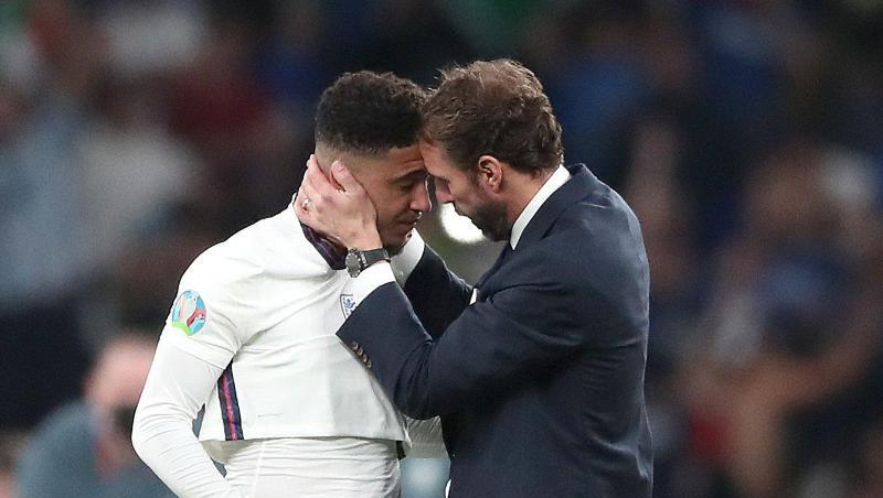 England-Coach Gareth Southgate spendet Trost für Jadon Sancho nach dessen verschossenen Elfmeter. England-Coach Gareth Southgate spendet Trost für Jadon Sancho nach dessen verschossenen Elfmeter.