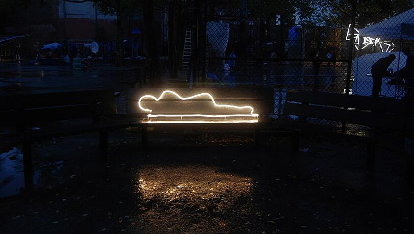 Man realisiert sofort, worauf die Künstlerin Fanny Allié mit ihrer Neonskulptur "The Glowing Homeless" anspielt. Zu sehen war das Objekt in Brooklyn in New York City. Man realisiert sofort, worauf die Künstlerin Fanny Allié mit ihrer Neonskulptur "The Glowing Homeless" anspielt. Zu sehen war das Objekt in Brooklyn in New York City.