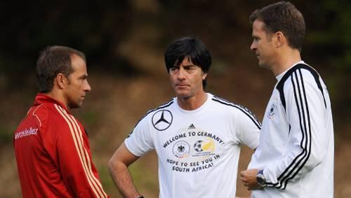 Wen holen sie in den WM-Kader? Bundestrainer Jogi Löw (Mitte), Co-Trainer Hansi Flick (l.) und Manager Oliver Bierhoff. Wen holen sie in den WM-Kader? Bundestrainer Jogi Löw (Mitte), Co-Trainer Hansi Flick (l.) und Manager Oliver Bierhoff.