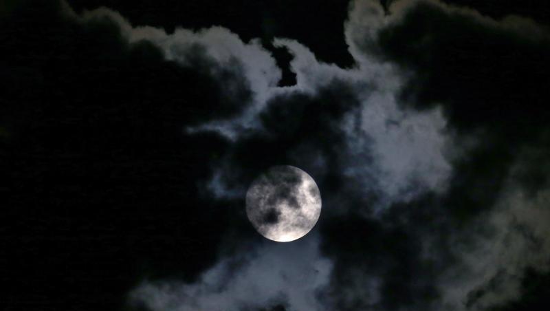 Der Mond ist im Mittel rund 380 000 Kilometer von der Erde entfernt. Sein Durchmesser beträgt etwa 3470 Kilometer - gut ein Viertel der Erde. Der Mond ist im Mittel rund 380 000 Kilometer von der Erde entfernt. Sein Durchmesser beträgt etwa 3470 Kilometer - gut ein Viertel der Erde.