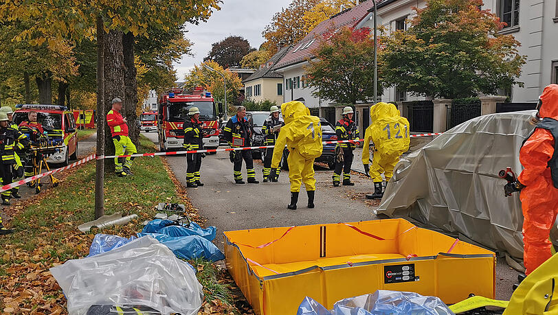 Feuerwehrleute in speziellen Schutzanzügen sind im Einsatz. Feuerwehrleute in speziellen Schutzanzügen sind im Einsatz.