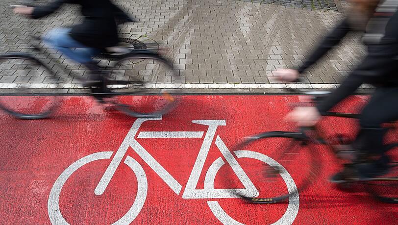 Auf dem Radweg stießen die beiden zusammen. (Symbolbild) Auf dem Radweg stießen die beiden zusammen. (Symbolbild)
