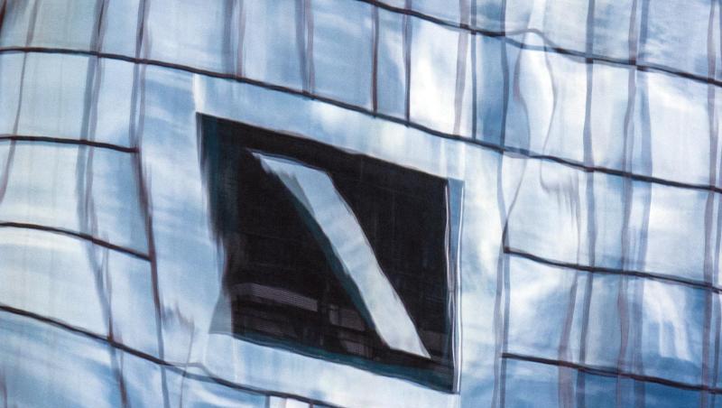 Die Zentrale der Deutschen Bank in Frankfurt spiegelt sich in einer Glasfassade. Die Zentrale der Deutschen Bank in Frankfurt spiegelt sich in einer Glasfassade.