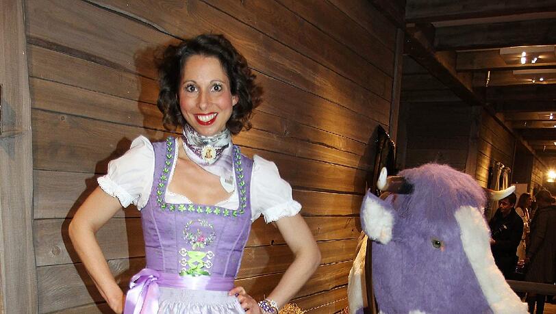 Lola Paltinger hat die neuen exklusiven Trachten-Modelle für Milka entworfen Lola Paltinger hat die neuen exklusiven Trachten-Modelle für Milka entworfen