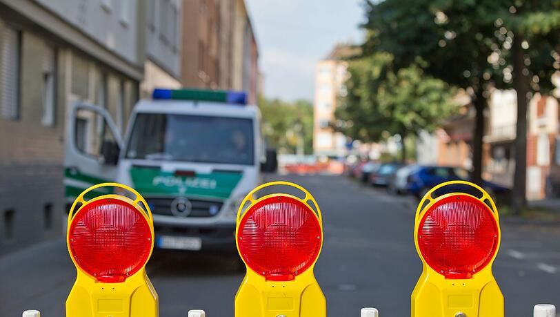 Kein Durchkommen: 300 Meter rund um die Bombe sperren Polizei und Feuerwehr die Nürnberg Altstadt. Kein Durchkommen: 300 Meter rund um die Bombe sperren Polizei und Feuerwehr die Nürnberg Altstadt.
