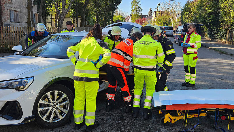Im Foto wird die Fahrerin des Audi gerade vorsichtig aus dem Wagen getragen. Am Ende konnte sie die Unfallstelle eigenständig verlassen. Im Foto wird die Fahrerin des Audi gerade vorsichtig aus dem Wagen getragen. Am Ende konnte sie die Unfallstelle eigenständig verlassen.