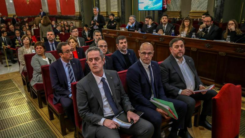 Zwölf Anführer der Unabhängigkeitsbewegung sitzen auf der Anklagebank in Madrid. Zwölf Anführer der Unabhängigkeitsbewegung sitzen auf der Anklagebank in Madrid.