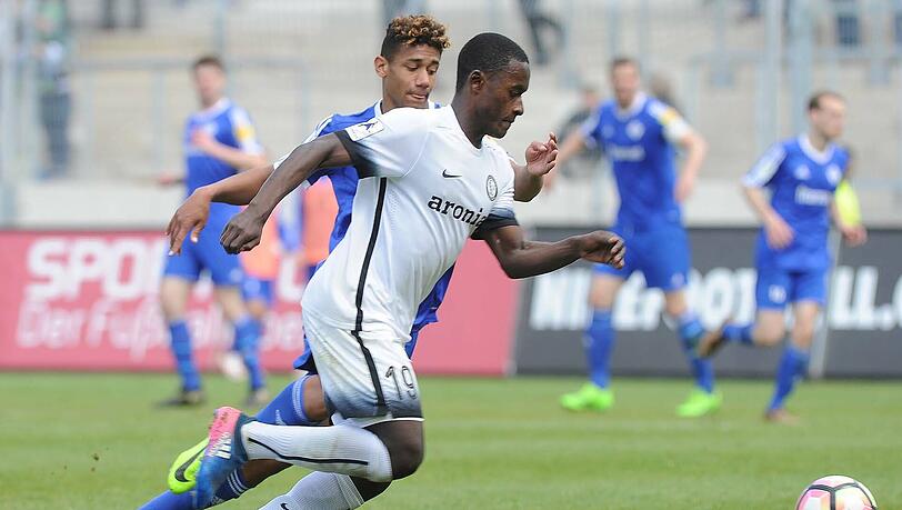 Der Vertrag von Merveille Biankadi beim SV Elversberg läuft Ende Juni aus. Womöglich stehen die Löwen als Abnehmer bereit. Der Vertrag von Merveille Biankadi beim SV Elversberg läuft Ende Juni aus. Womöglich stehen die Löwen als Abnehmer bereit.