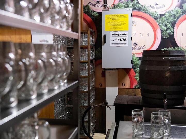 Auftakt zum Oktoberfest. Ein Schild mit der Aufschrift "Bierpreis 11,75 Euro" ist in einem Festzelt zu sehen. Foto: Sven Hoppe/Archivbild