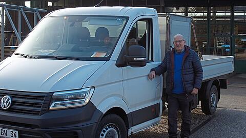Im Ruhestand nur daheim zu sitzen, ist nichts für ihn: Johann Schned (75) arbeitet bereits seit mehr als fünf Jahren bei dem Metallbaubetrieb Benno Wimmer aus dem Landkreis Passau als Fahrer. Im Ruhestand nur daheim zu sitzen, ist nichts für ihn: Johann Schned (75) arbeitet bereits seit mehr als fünf Jahren bei dem Metallbaubetrieb Benno Wimmer aus dem Landkreis Passau als Fahrer.