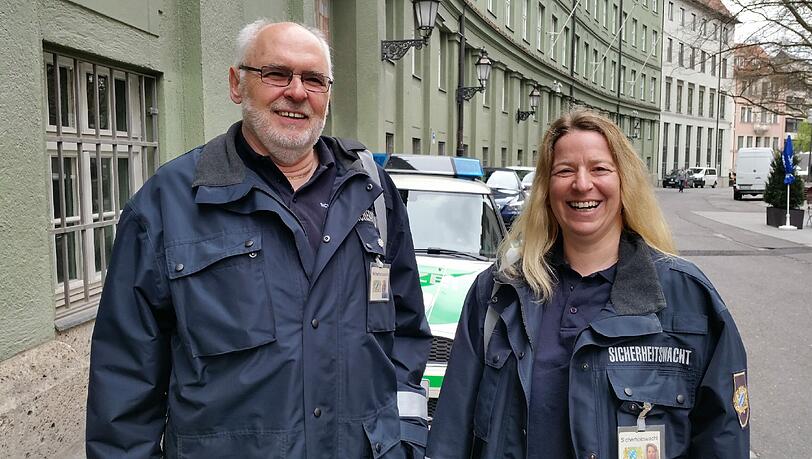 Josef Eckmann und Silvana Tilli sind seit Jahren in Neuperlach bei der Sicherheitswacht. Josef Eckmann und Silvana Tilli sind seit Jahren in Neuperlach bei der Sicherheitswacht.