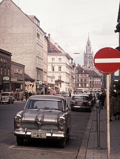 Ein Ford in den 50ern auf der Sendlinger Straße.