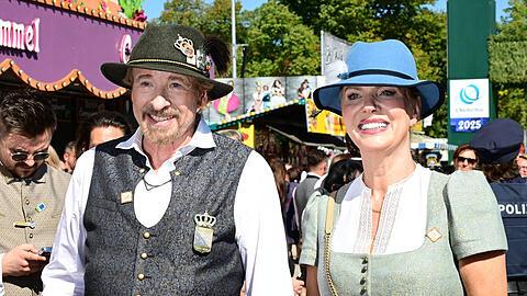 Thomas Gottschalk und Ehefrau Karina feierten beim Wiesn-Auftakt am Samstag mit. Im Anschluss musste sich der Moderator über eine Bestimmung des Münchner Ordnungsamtes wundern. Thomas Gottschalk und Ehefrau Karina feierten beim Wiesn-Auftakt am Samstag mit. Im Anschluss musste sich der Moderator über eine Bestimmung des Münchner Ordnungsamtes wundern.