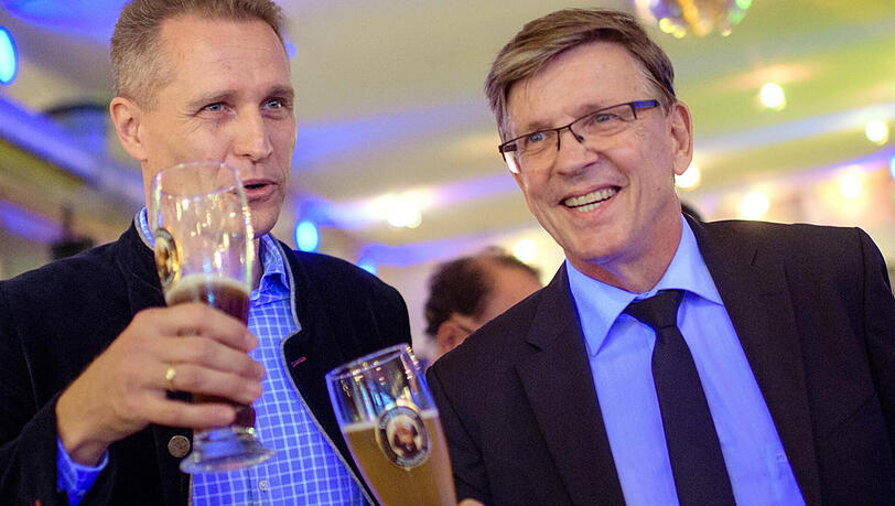 In Bierlaune (v.l.): Petr Bystron, AfD-Landesvorsitzender, mit Kandidat Gerold Otten. In Bierlaune (v.l.): Petr Bystron, AfD-Landesvorsitzender, mit Kandidat Gerold Otten.