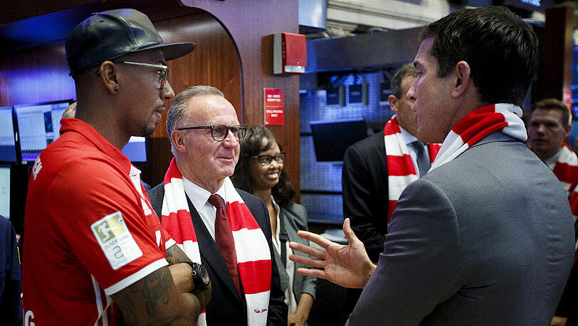 Vorstandsboss Karl-Heinz Rummenigge (Mitte) und Jerome Boateng (links) bei einem Termin des FC Bayern 2016 in New York. Vorstandsboss Karl-Heinz Rummenigge (Mitte) und Jerome Boateng (links) bei einem Termin des FC Bayern 2016 in New York.