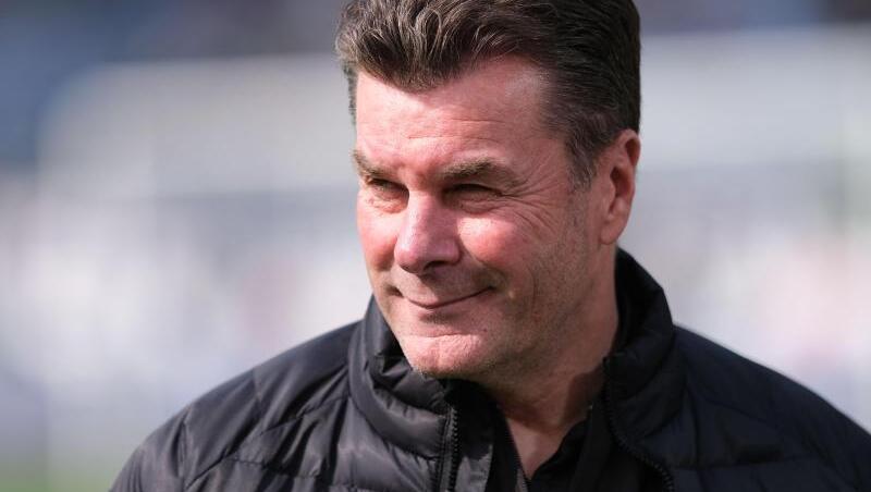 Der noch derzeitige Gladbach-Trainer Dieter Hecking wird mit Schalke in Verbindung gebracht. Der noch derzeitige Gladbach-Trainer Dieter Hecking wird mit Schalke in Verbindung gebracht.