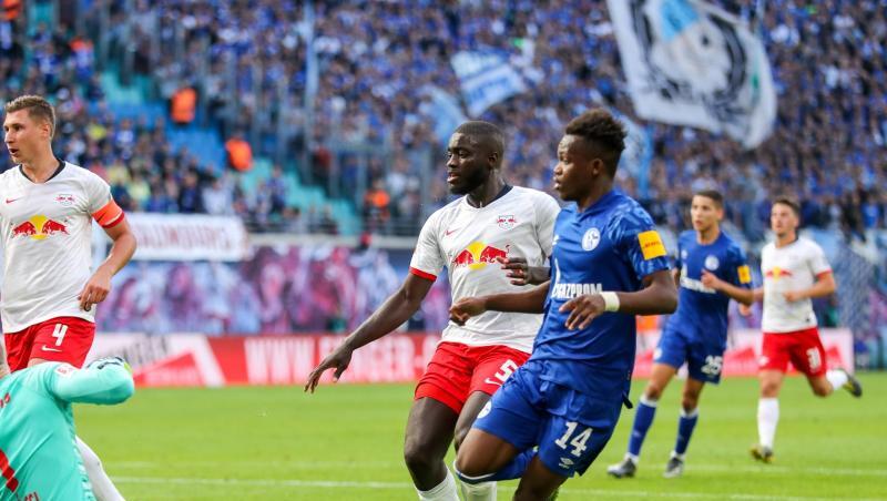 Schalkes Rabbi Matondo (r) trifft zum 0:3. Schalkes Rabbi Matondo (r) trifft zum 0:3.