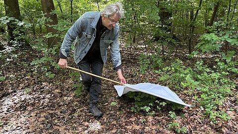 Olaf Kahl auf Streifzug. Mit der weißen Flagge fängt er Zecken. Sie krallen sich fest, weil sie denken, es könnte ein Wirt zum Blutsaugen sein. Olaf Kahl auf Streifzug. Mit der weißen Flagge fängt er Zecken. Sie krallen sich fest, weil sie denken, es könnte ein Wirt zum Blutsaugen sein.