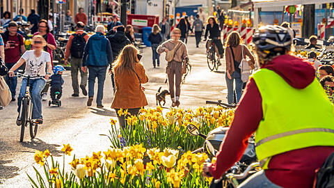 Im Sommer 2024 ging die Fußgängerzone in der Weißenburger Straße in die Testphase. Im Sommer 2024 ging die Fußgängerzone in der Weißenburger Straße in die Testphase.