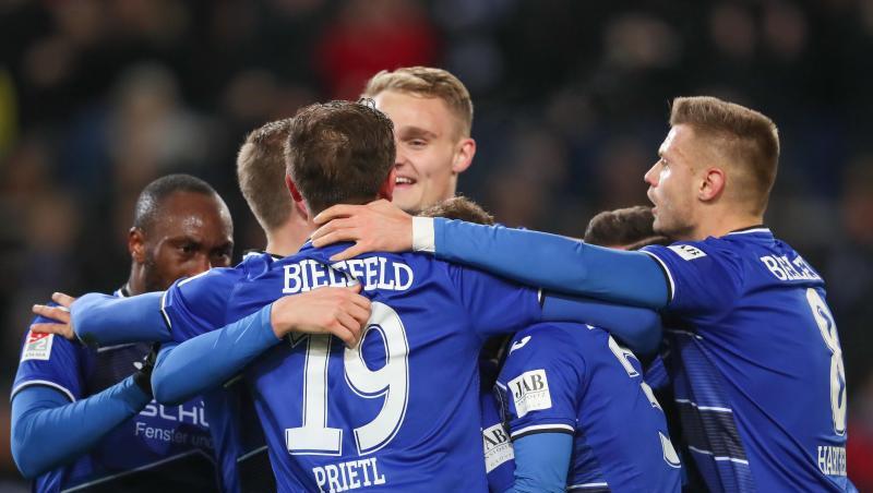 Arminia Bielefeld führt die Tabelle der 2. Liga an. Arminia Bielefeld führt die Tabelle der 2. Liga an.