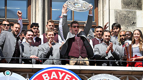 Die Stars des FC Bayern feiern ausgelassen ihre Meisterschaft. Einer der Spieler gönnte sich zuvor etwas ganz Besonderes. Die Stars des FC Bayern feiern ausgelassen ihre Meisterschaft. Einer der Spieler gönnte sich zuvor etwas ganz Besonderes.