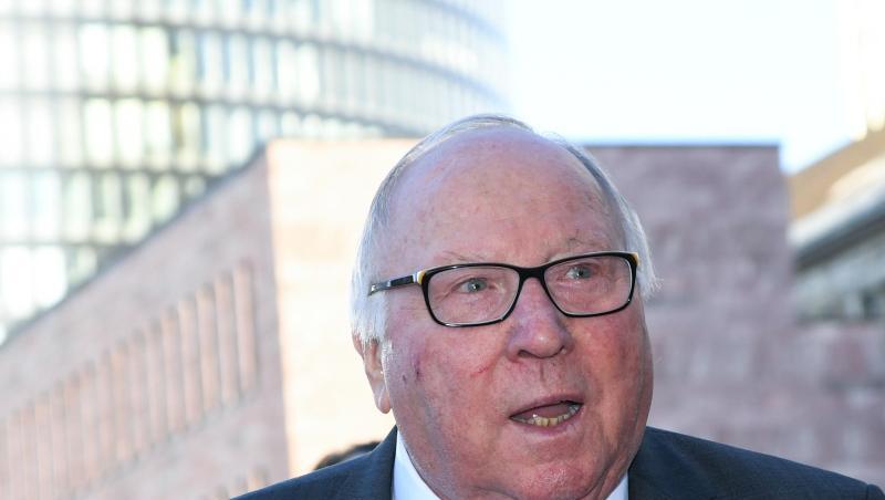 Musste nach einem Sturz ins Krankenhaus eingeliefert werden: HSV- Idol Uwe Seeler. Musste nach einem Sturz ins Krankenhaus eingeliefert werden: HSV- Idol Uwe Seeler.