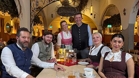 Franziska Kohlpaintner und Peter Reichert (M.) begrüßen für den Dreh von "Mein Lokal, dein Lokal" ihre vier Gastro-Kollegen (v.l.) Andre Bahlo (Pescheria), Lukas Weber (Gasthaus Weber), Yesim Celik (Rumeli) und Piya Yüce (Piya) im Donisl am Marienplatz. Franziska Kohlpaintner und Peter Reichert (M.) begrüßen für den Dreh von "Mein Lokal, dein Lokal" ihre vier Gastro-Kollegen (v.l.) Andre Bahlo (Pescheria), Lukas Weber (Gasthaus Weber), Yesim Celik (Rumeli) und Piya Yüce (Piya) im Donisl am Marienplatz.