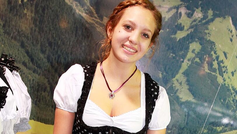 Alina zeigt das Dirndl von Almenrausch, das es mit einer Abendzeitung um 30 Prozent günstiger gibt. Wer kein lila mag, kann sich eine andere Schürze aussuchen. Alina zeigt das Dirndl von Almenrausch, das es mit einer Abendzeitung um 30 Prozent günstiger gibt. Wer kein lila mag, kann sich eine andere Schürze aussuchen.