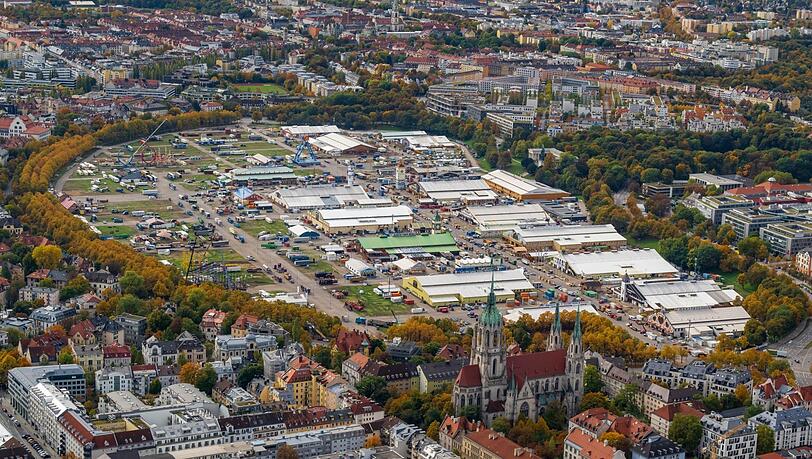 Nach und nach werden die Zelte und Fahrgeschäfte abgebaut. Nach und nach werden die Zelte und Fahrgeschäfte abgebaut.