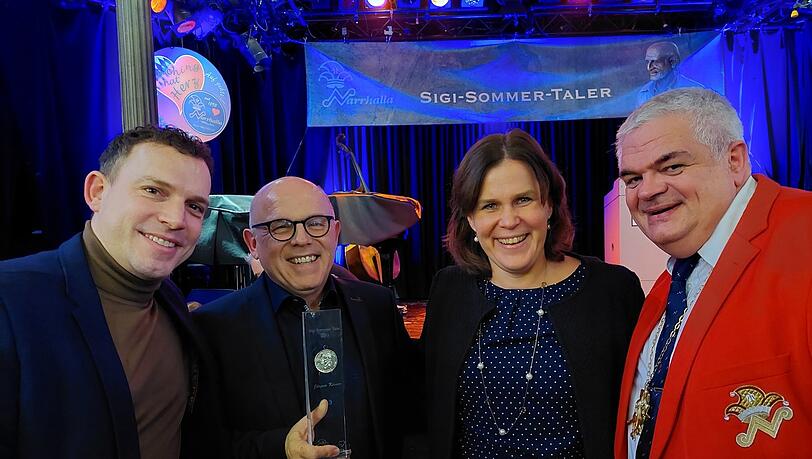 Er hat seine persönliche Meinung: Preisträger Jürgen Kirner mit Lebensgefährte Joe (l.), Bürgermeisterin Verena Dietl und Narhalla-Präsident Günther Grauer. Er hat seine persönliche Meinung: Preisträger Jürgen Kirner mit Lebensgefährte Joe (l.), Bürgermeisterin Verena Dietl und Narhalla-Präsident Günther Grauer.
