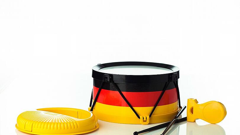 So klingt der Sommer Der Sound des Sommers 2010, als die Fußball-WM in Südafrika stattfand, war das ohrenbetäubende Dröhnen der Vuvuzelas. Heuer könnte die „ComBinho“ den Ton angeben: Das schwarz-rot-goldenen Paket ist eine Kombination aus Pfeife, Rassel, Ratsche und Trommel (Media Markt, 9,95 Euro). Nach Meinung des Herstellers wird so jeder Fußball-Abend zum ansteckend fröhlichen Sommer-Samba-Fest. Die Elektrinokfachmarkt-Kette sicherte sich als werbetaugliche Figur Bayern Münchens brasilianischen Spaßvogel Dante, der in den Werbeclips zeigt, wie man die Combinho brasilianisch-rhythmisch einsetzt. So klingt der Sommer Der Sound des Sommers 2010, als die Fußball-WM in Südafrika stattfand, war das ohrenbetäubende Dröhnen der Vuvuzelas. Heuer könnte die „ComBinho“ den Ton angeben: Das schwarz-rot-goldenen Paket ist eine Kombination aus Pfeife, Rassel, Ratsche und Trommel (Media Markt, 9,95 Euro). Nach Meinung des Herstellers wird so jeder Fußball-Abend zum ansteckend fröhlichen Sommer-Samba-Fest. Die Elektrinokfachmarkt-Kette sicherte sich als werbetaugliche Figur Bayern Münchens brasilianischen Spaßvogel Dante, der in den Werbeclips zeigt, wie man die Combinho brasilianisch-rhythmisch einsetzt.