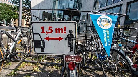 Der Radler (58) hatte das Gefühl, dass der Autofahrer den Mindestabstand nicht eingehalten hatte und schrie den Mann am Lenkrad an. Der Radler (58) hatte das Gefühl, dass der Autofahrer den Mindestabstand nicht eingehalten hatte und schrie den Mann am Lenkrad an.