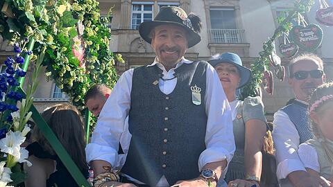 Zum Wiesn-Auftakt 2025 kam auch Thomas Gottschalk mit Ehefrau Karina. Der AZ verriet er, wie er wirklich zum Oktoberfest steht. Zum Wiesn-Auftakt 2025 kam auch Thomas Gottschalk mit Ehefrau Karina. Der AZ verriet er, wie er wirklich zum Oktoberfest steht.