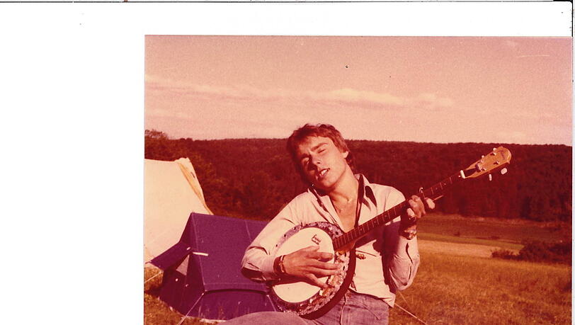 Dietmar kann zwar kein Banjo spielen, schaut aber (hier im Zeltlager) gut damit aus. Dietmar kann zwar kein Banjo spielen, schaut aber (hier im Zeltlager) gut damit aus.