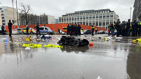 Das Epizentrum des Albtraums am schwarzen Donnerstag in München: An der Kreuzung Seidl-/Karlstraße liegt kurz nach der Terrorfahrt am 13. Februar 2025 ein Kinderwagen völlig demoliert auf der regennassen Straße. Im Vordergrund ein Turnschuh, der wohl einem der Opfer des Anschlags gehört. Das Epizentrum des Albtraums am schwarzen Donnerstag in München: An der Kreuzung Seidl-/Karlstraße liegt kurz nach der Terrorfahrt am 13. Februar 2025 ein Kinderwagen völlig demoliert auf der regennassen Straße. Im Vordergrund ein Turnschuh, der wohl einem der Opfer des Anschlags gehört.