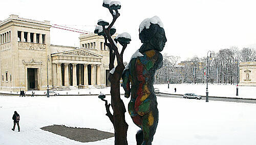Beschneit: Die Skulptur von Markus Lüpertz auf dem Königsplatz. Beschneit: Die Skulptur von Markus Lüpertz auf dem Königsplatz.